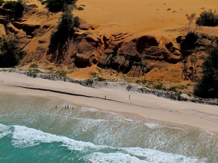 These steep red cliffs make large stretches of the coast, mid way between vilanculous and tofo  unsuitable for nesting. 